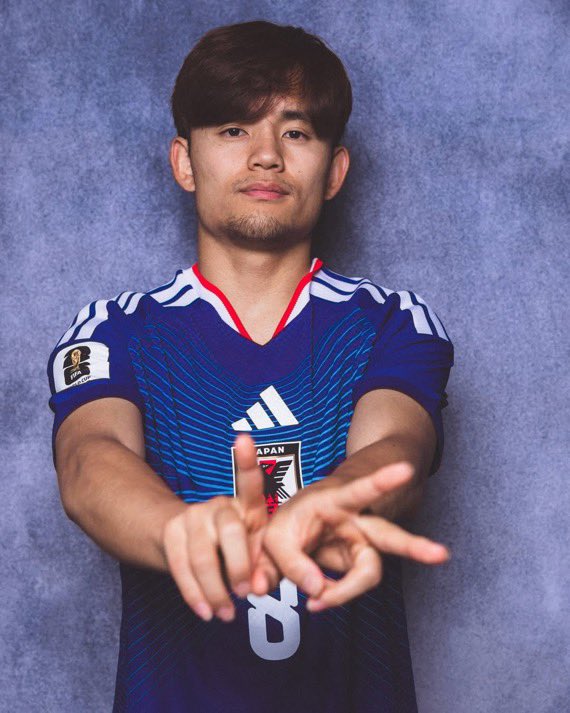 Fooootest's tweet photo. “一途な男”久保建英の粘り強いアプローチ💍

▼

関係者によると、“ド真面目”な福原遥さんは「サッカー選手はチャラいのでは」と不安を抱き、タケからの猛アタックを1〜2年ほどスルーしていたとのこと。

それでもタケは諦めず、彼女の不安にしっかり向き合い続けたこと���、昨年から交際がスタート。

そして、2人はみんなに祝福され、結婚を発表✨

📰@news_postseven