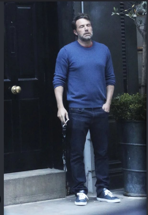 lennthealien's tweet photo. Me as soon as there’s a cigarette situation (my life is a series of cigarette situations) https://t.co/xV8DS0sB7Z