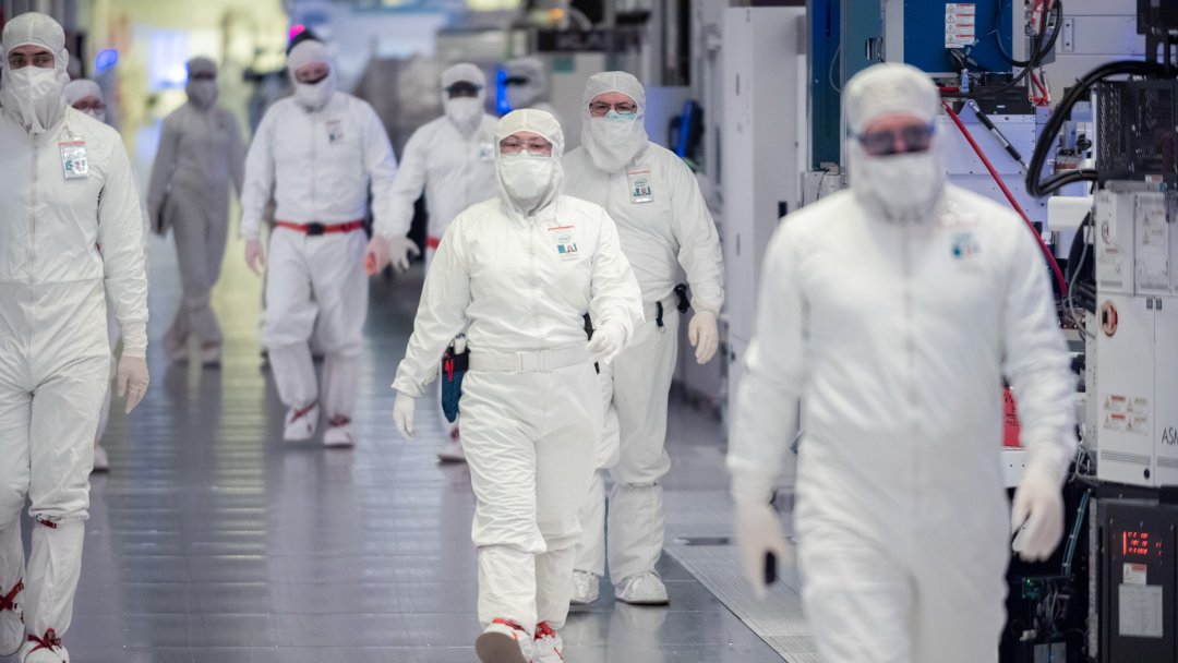 Intel_Foundry's tweet photo. Happy #ManufacturingDay!​

Today, we recognize the people behind semiconductor manufacturing at Intel Foundry, from constructing state-of-the-art fabs to advancing process technologies, packaging, assembly and test.​

Thank you to everyone helping make what’s next possible.​ https://t.co/QJZiKUSpXo

#IntelFoundry #NationalManufacturingWeek