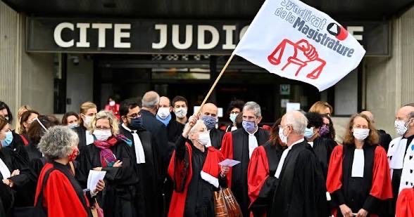 Guigz75116's tweet photo. Le Syndicat de la magistrature vient donc de pondre son communiqué rituel : « cessons de réprimer la jeunesse pour la faire taire ». Traduction libre : dès qu’un lycée brûle, qu’un prof se fait caillasser ou qu’un CRS reçoit une bouteille, la seule violence qui compte est celle de l’uniforme.

On y lit la « colère légitime des lycéen·nes », les « enfants » d’une « particulière vulnérabilité », le « tout-répressif » scandaleux, et l’exigence de « réponses éducatives ». Les points médians sont là, impeccables. Les virgules aussi. Le réel, un peu moins.

Car dans le décor, ce ne sont pas des copies de philo qu’on brandit. Ce sont des barres de fer, des mortiers, des bloqueurs qui ne sont plus lycéens depuis longtemps ou qui ne l’ont jamais vraiment été, des parents qu’on refuse de faire payer, et des policiers sommés de désescalader face à des groupes qui, eux, n’ont aucune intention d’apaiser. 

Deux mille gardes à vue, dont une masse de mineurs : pour le SM, c’est la preuve de la répression. Pour le reste du pays, c’est souvent la preuve que le filtre « jeunesse » sert surtout à blanchir le voyou.

Le même syndicat qui, face au deal, aux émeutes, aux agressions en bande, trouve toujours la circonstance atténuante sociologique, devient soudain intraitable dès qu’il s’agit d’un point médian mal placé ou d’un procureur qui ose parler de responsabilité parentale. 

On protège les casseurs, oui surtout quand l’étiquette « lycéen » permet de les exonérer. 

On ne protège jamais les virgules du droit : la présomption que casser une école n’est pas un droit fondamental, que la minorité n’est pas un blanc-seing, que la victime du caillou compte autant que le lanceur.

Rien de nouveau. 

Le Mur des cons a juste changé de support. 

Aujourd’hui il s’appelle communiqué, et il s’étonne que personne ne soit étonné.