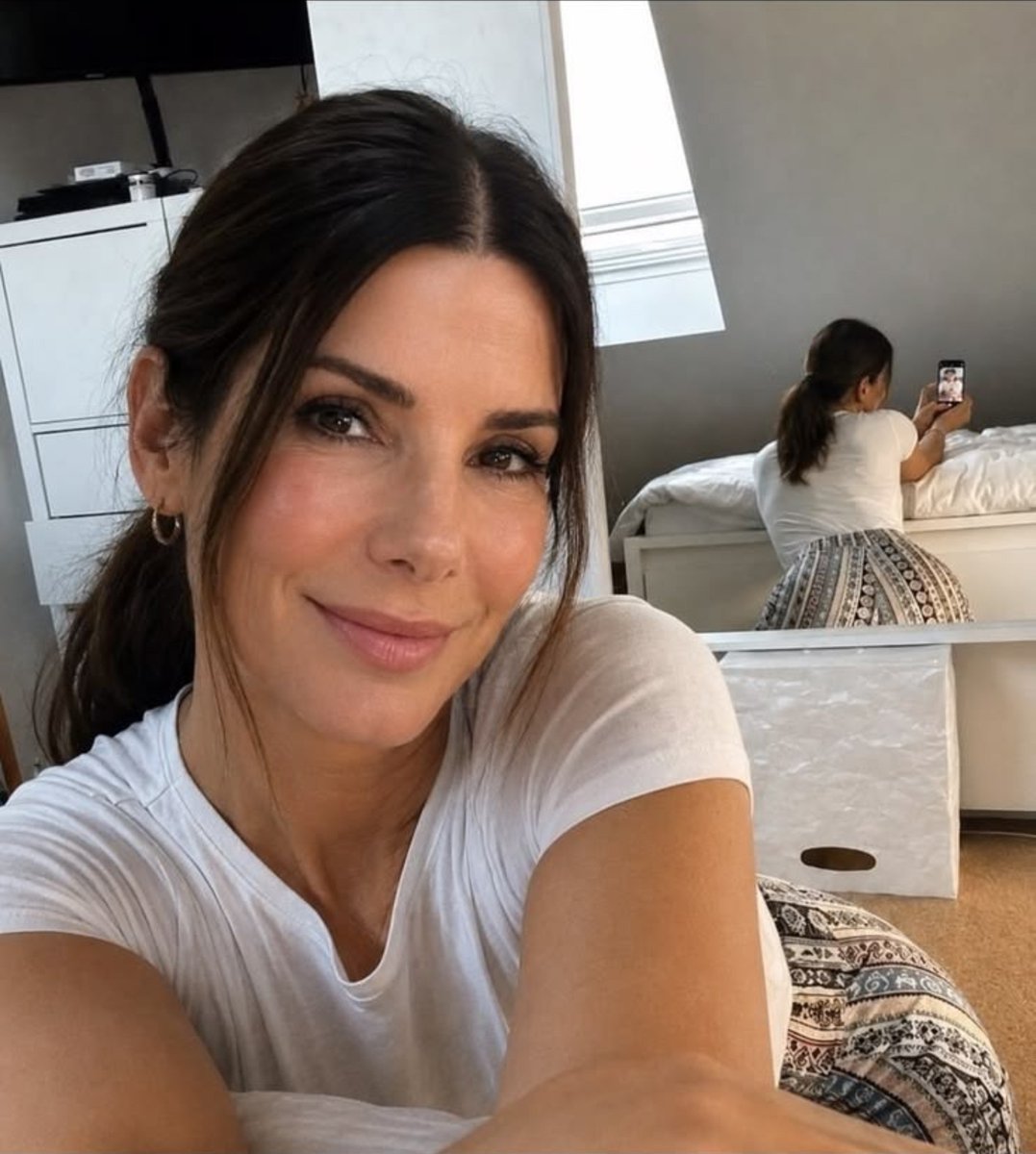 Sandrabulock365's tweet photo. Can I get a “HI” from my real fans too? 🥰😘❤️ https://t.co/8W9Xvg2D2K