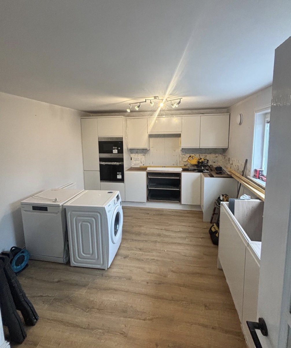 DeanoMck's tweet photo. Bunkers/Sink going on tomorrow, plumber is here Monday for washing machine dish washer, tiling Tuesday sparky to fit new light that’s it ❤️
#LongWeek 😴
#knowwhatamean
💪💪💪💪 https://t.co/CSPuvDhsbK