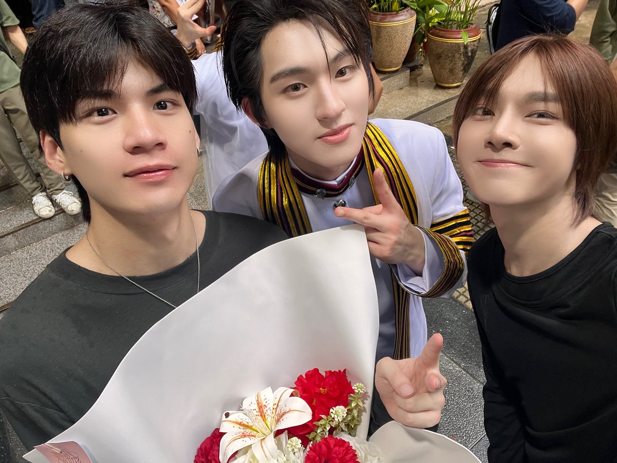 ottoottoo_'s tweet photo. คอนแกรทน้าพี่ก้องงงง พี่บัณฑิตป้ายแดง อ้วนทอดอร่อยมากๆๆๆ😋🍟♥️

KONGJIRO GRAD DAY
#ก้องภพจบแล้วจ้า
#kongjiro https://t.co/Cyy6hbqeKl