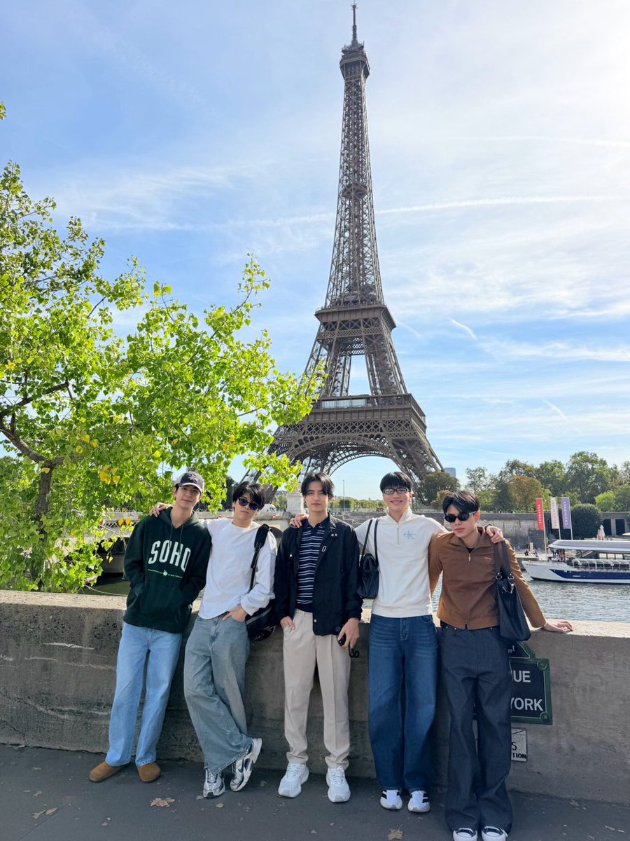 clo_ver_riser's tweet photo. Check in PARIS kub✅😎⛅️🍀
#CLO_VERinParis

#CLO_VER
#RISERMUSIC https://t.co/sfkioFrIfI