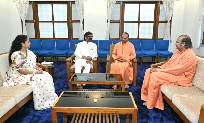 samacharwalatv1's tweet photo. योगदा सत्संग आश्रम पहुंचे CM हेमंत सोरेन स्वामी ईश्वरानंदजी और निर्मलानंदजी से की मुलाकात 
https://t.co/K7Qgyvm49rयगद-सतसग-आशरम-पहच/ https://t.co/E6JYcIq5IY