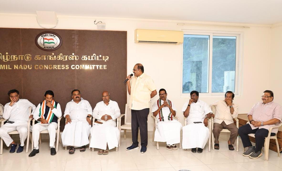 INCTamilNadu's tweet photo. சென்னையில் அக்டோபர் 10 அன்று நடைபெறவுள்ள “Chhatron Ki Goonj – மாணவர்களின் குரல்” நிகழ்ச்சி தொடர்பான ஆலோசனைக் கூட்டம், தமிழ்நாடு காங்கிரஸ் கமிட்டித் தலைவர் திரு. ப. மாணிக்கம் தாகூர் அவர்கள் தலைமையில், அகில இந்திய காங்கிரஸ் கமிட்டி பொதுச் செயலாளர் திரு. குலாம் அகமது மிர் முன்னிலையில், சத்தியமூர்த்தி பவனில் நடைபெற்றது.

தமிழ்நாடு காங்கிரஸ் கமிட்டி முன்னாள் தலைவர்கள் திரு. K. V. தங்கபாலு, திரு. சு. திருநாவுக்கரசர், திரு. K. S. அழகிரி, அகில இந்திய காங்கிரஸ் காரியக் கமிட்டி உறுப்பினர் டாக்டர் ஏ. செல்லக்குமார், சட்டமன்ற காங்கிரஸ் கட்சி தலைவர் டாக்டர் தாரகை கத்பட், காங்கிரஸ் மூத்த தலைவர்கள் திரு. பீட்டர் அல்போன்ஸ், திரு. C. D. மெய்யப்பன், தமிழ்நாடு உயர்கல்வித் துறை அமைச்சர் திரு. பெ. விஸ்வநாதன், அகில இந்திய காங்கிரஸ் கமிட்டியின் தமிழ்நாடு பொறுப்பாளர் திரு. நிவேதித் ஆல்வா, திரு. கோபிநாத் பழனியப்பன், திரு. மயூரா ஜெயக்குமார், நாடாளுமன்ற உறுப்பினர்கள் திரு. விஷ்ணு பிரசாத்,  அகில இந்திய காங்கிரஸ் கமிட்டி வார் ரூம் தலைவர் திரு. சசிகாந்த் செந்தில், எம்.பி., Connect Centre தலைவர் திரு. ஏ.ஜி. சிதம்பரம், தொகுதி ஒருங்கிணைப்பாளர்கள், கல்லூரி ஒருங்கிணைப்பாளர்கள் மற்றும் கல்லூரி Captain's ஆகியோர் கலந்து கொண்டனர்.

#மாணவர்களின்குரல் #ChhatronKiGoonj #RahulGandhi #TNCongress #Chennai

@nivedithalva @s_kanth
