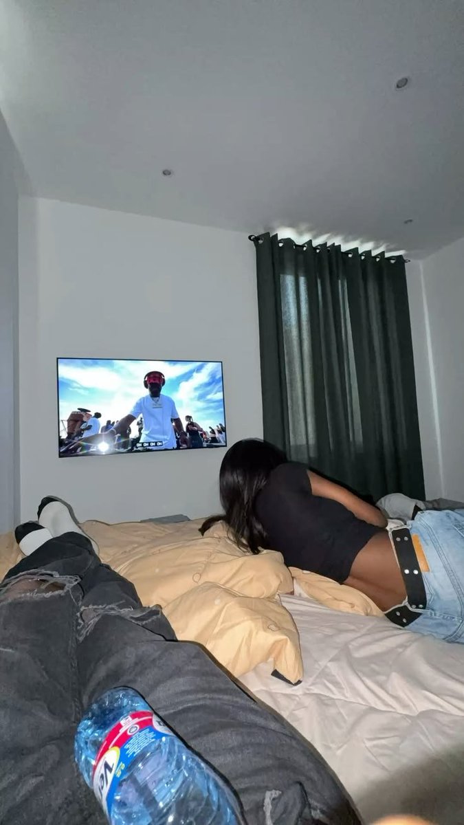 Motion_Boy_'s tweet photo. Which settings do y'all enjoy more
Frame 1 with the boys or Frame 2 with your girl https://t.co/Yjurvnsj4p