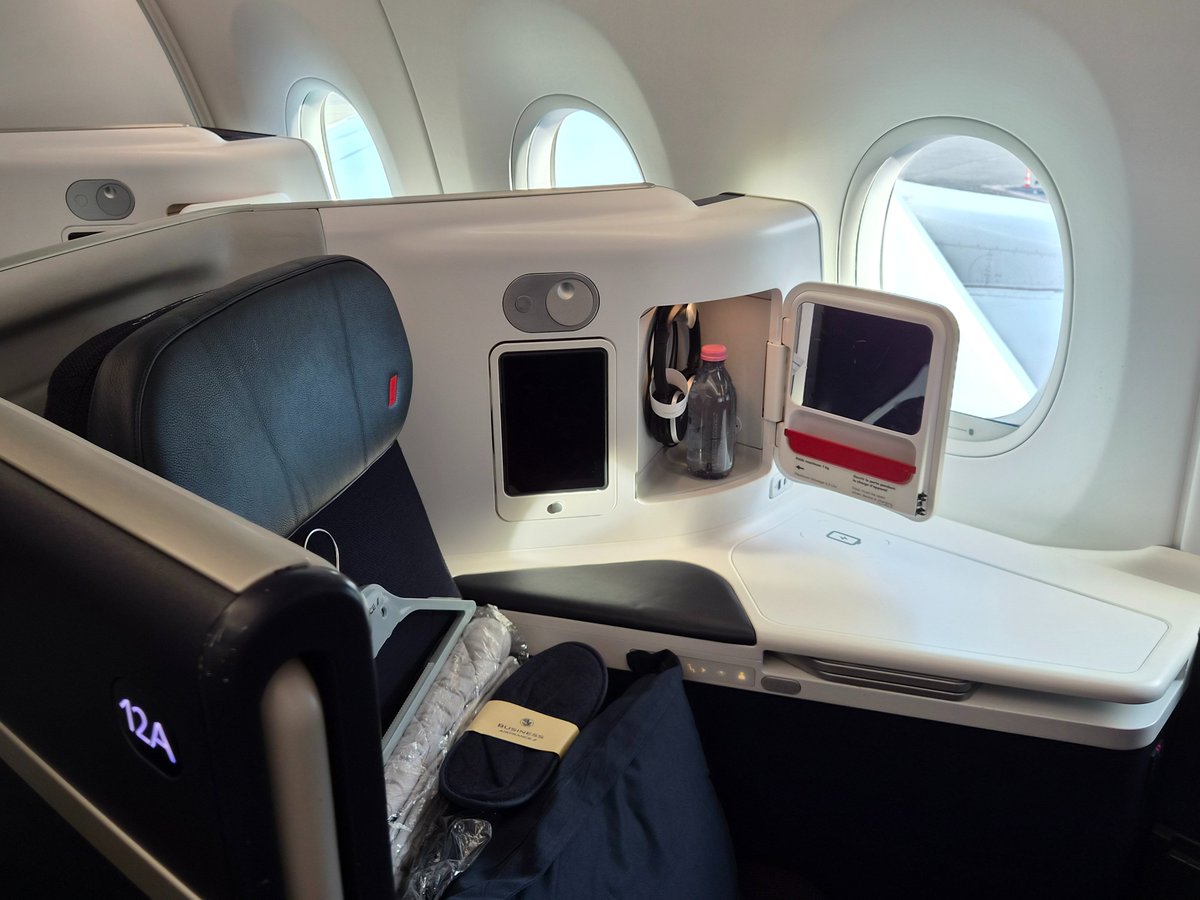 W2448gha's tweet photo. @AviationFox1 Thanks Mark ! I grabbed a window. Full flight...as usual.. 2 neighbors expected. Business class is ́not for me tonight😏 https://t.co/WCcMkOKWAs