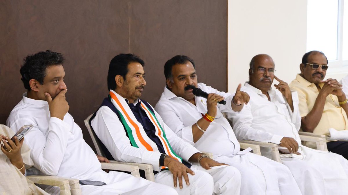 INCTamilNadu's tweet photo. சென்னையில் அக்டோபர் 10 அன்று நடைபெறவுள்ள “Chhatron Ki Goonj – மாணவர்களின் குரல்” நிகழ்ச்சி தொடர்பான ஆலோசனைக் கூட்டம், தமிழ்நாடு காங்கிரஸ் கமிட்டித் தலைவர் திரு. ப. மாணிக்கம் தாகூர் அவர்கள் தலைமையில், அகில இந்திய காங்கிரஸ் கமிட்டி பொதுச் செயலாளர் திரு. குலாம் அகமது மிர் முன்னிலையில், சத்தியமூர்த்தி பவனில் நடைபெற்றது.

தமிழ்நாடு காங்கிரஸ் கமிட்டி முன்னாள் தலைவர்கள் திரு. K. V. தங்கபாலு, திரு. சு. திருநாவுக்கரசர், திரு. K. S. அழகிரி, அகில இந்திய காங்கிரஸ் காரியக் கமிட்டி உறுப்பினர் டாக்டர் ஏ. செல்லக்குமார், சட்டமன்ற காங்கிரஸ் கட்சி தலைவர் டாக்டர் தாரகை கத்பட், காங்கிரஸ் மூத்த தலைவர்கள் திரு. பீட்டர் அல்போன்ஸ், திரு. C. D. மெய்யப்பன், தமிழ்நாடு உயர்கல்வித் துறை அமைச்சர் திரு. பெ. விஸ்வநாதன், அகில இந்திய காங்கிரஸ் கமிட்டியின் தமிழ்நாடு பொறுப்பாளர் திரு. நிவேதித் ஆல்வா, திரு. கோபிநாத் பழனியப்பன், திரு. மயூரா ஜெயக்குமார், நாடாளுமன்ற உறுப்பினர்கள் திரு. விஷ்ணு பிரசாத்,  அகில இந்திய காங்கிரஸ் கமிட்டி வார் ரூம் தலைவர் திரு. சசிகாந்த் செந்தில், எம்.பி., Connect Centre தலைவர் திரு. ஏ.ஜி. சிதம்பரம், தொகுதி ஒருங்கிணைப்பாளர்கள், கல்லூரி ஒருங்கிணைப்பாளர்கள் மற்றும் கல்லூரி Captain's ஆகியோர் கலந்து கொண்டனர்.

#மாணவர்களின்குரல் #ChhatronKiGoonj #RahulGandhi #TNCongress #Chennai

@nivedithalva @s_kanth