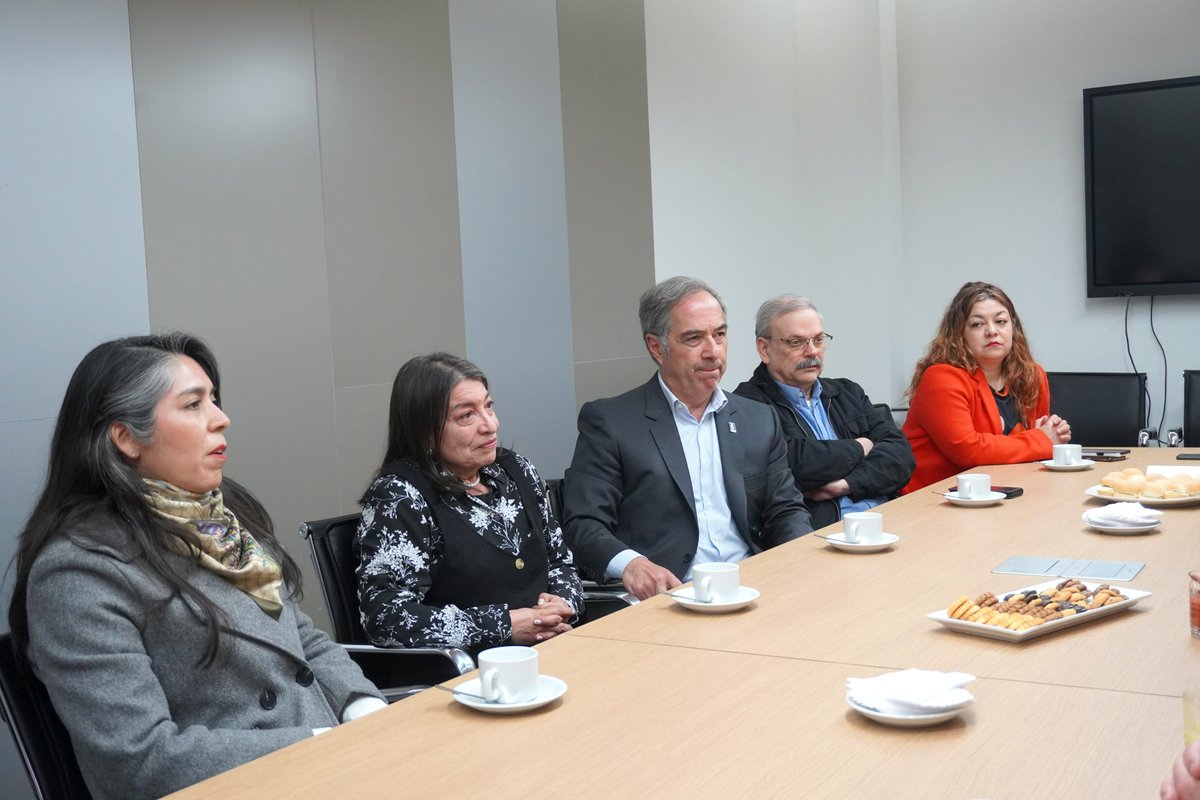 colmedchile's tweet photo. [#ResumenSemanal]
Nuestra Presidenta Nacional, Dra. Anamaría Arriagada, participó en la ceremonia de firma del convenio de colaboración docente entre FALMED y la Facultad de Medicina de la Universidad de Chile, que busca fortalecer la formación de estudiantes de Medicina y del Programa de Título de Especialistas en Medicina Legal, generando instancias prácticas de aprendizaje vinculadas a responsabilidad sanitaria, marco normativo y ejercicio profesional médico.