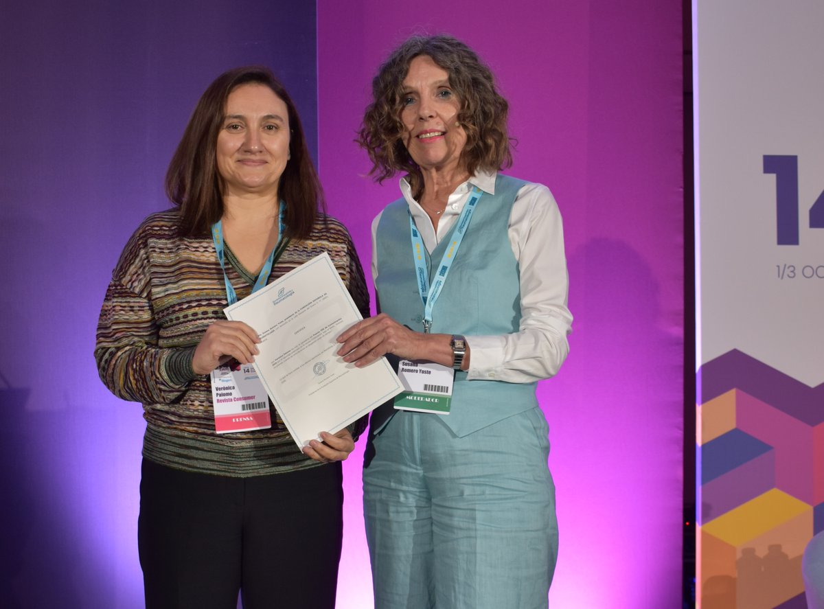 SEReumatologia's tweet photo. 🏆Nuestra más sincera enhorabuena a Verónica Palomo!! Periodista de la Revista @eroskiconsumer y ganadora de nuestro Premio FER de Comunicación.
Es fundamental una buena divulgación para un mejor conocimiento de las enfermedades reumáticas. 👏👏
#simposioAR26 https://t.co/yLxPxfKCjK
