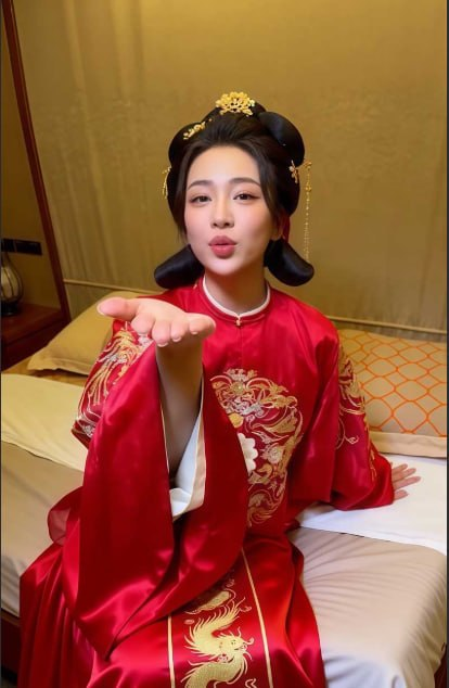 dingkoudingkou1's tweet photo. 张帅何奇颖婚礼请帖裸照流出，囍字挡臀结婚证压上
慎看：https://t.co/hcKQRfDJcg https://t.co/OGWX1kJdp4
