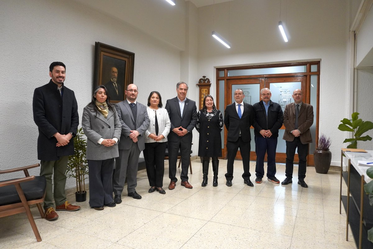 colmedchile's tweet photo. [#ResumenSemanal]
Nuestra Presidenta Nacional, Dra. Anamaría Arriagada, participó en la ceremonia de firma del convenio de colaboración docente entre FALMED y la Facultad de Medicina de la Universidad de Chile, que busca fortalecer la formación de estudiantes de Medicina y del Programa de Título de Especialistas en Medicina Legal, generando instancias prácticas de aprendizaje vinculadas a responsabilidad sanitaria, marco normativo y ejercicio profesional médico.