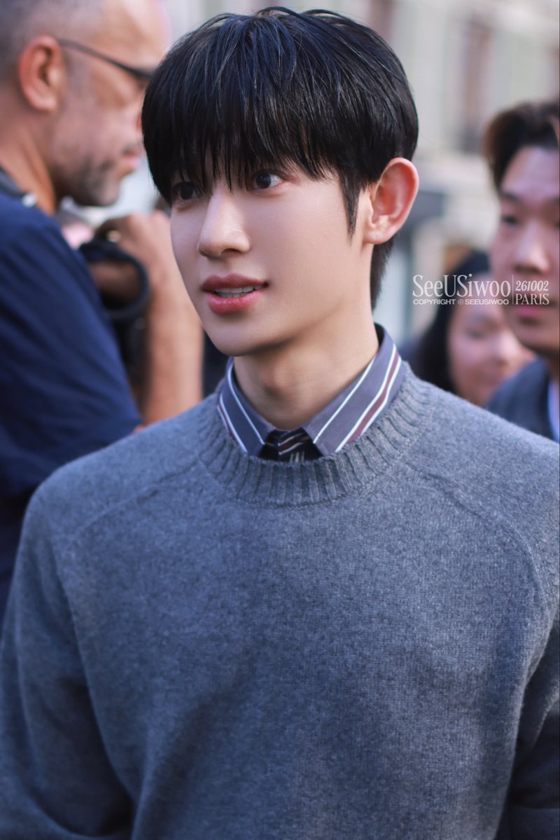 SeeUSiwoo_CNFC's tweet photo. -261002
-巴黎时装周下班💜LANVIN

喜欢你，今天、明天、天天。

PARK SIWOO AT LANVIN PFWSS27

#PARKSIWOOxLANVIN
#PARKSIWOO
#LANVINPFWSS27 https://t.co/5hb8K7vFvr