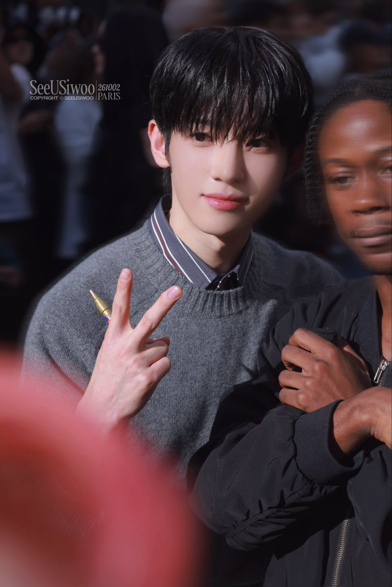 SeeUSiwoo_CNFC's tweet photo. -261002
-巴黎时装周下班💜LANVIN

喜欢你，今天、明天、天天。

PARK SIWOO AT LANVIN PFWSS27

#PARKSIWOOxLANVIN
#PARKSIWOO
#LANVINPFWSS27 https://t.co/5hb8K7vFvr