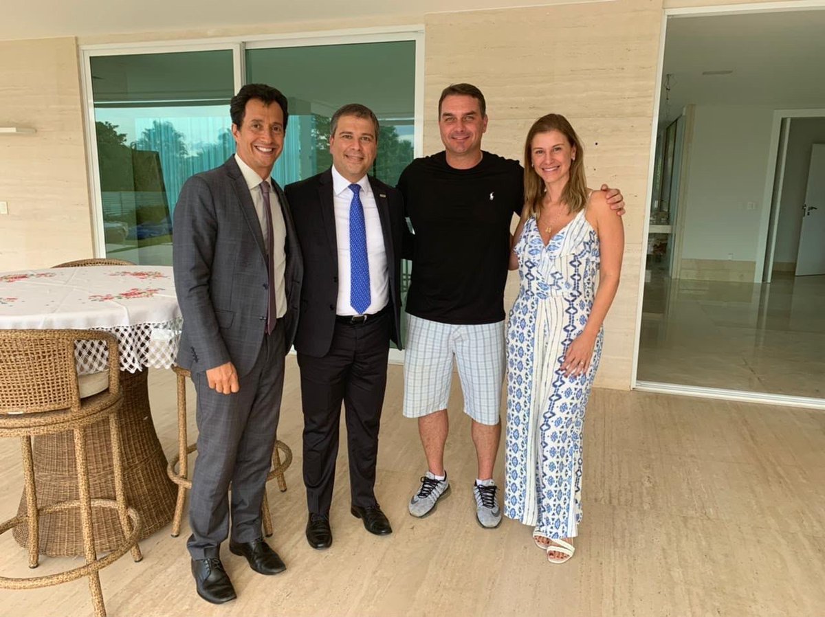 Gustavramski_'s tweet photo. Flávio Bolsonaro e sua mulher Fernanda com o diretor do BRB  q financiou a mansão d 6 milhões em Brasília e tb  com o tabelião q esquentou às pressas a a escritura do imóvel q agora entrou na mira da PF. https://t.co/KKlY957O6R