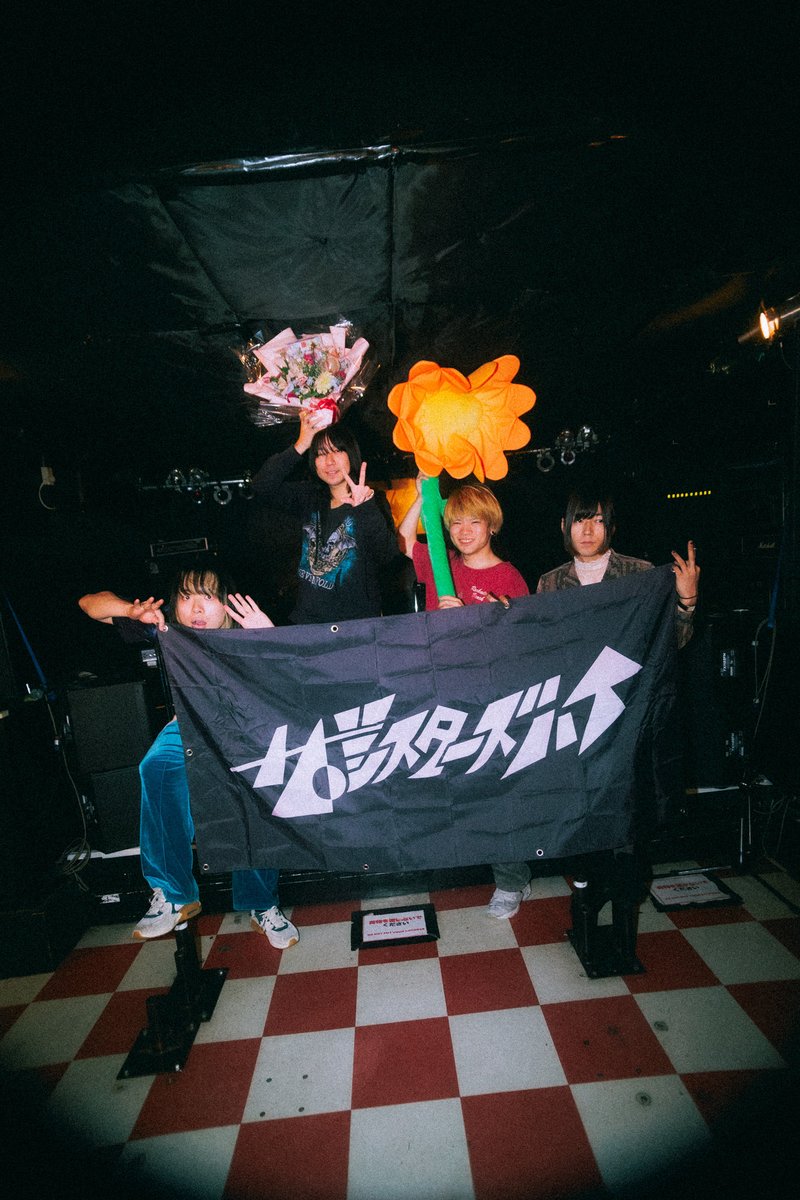 masaya_bear's tweet photo. ツアー初日
メンテナンスしたのに原因不明の音がでないトラブルもあったけど総じていいスタートが切れました
メンバーが俺のトラブルをプラスに変えくれたおかげです
祝電をやり直したいって言う我儘も聞いてくれてありがとう
俺はライブ中
音が止まった後と
助けられた後で本当に泣きそうでした https://t.co/HHhtrtLfnM