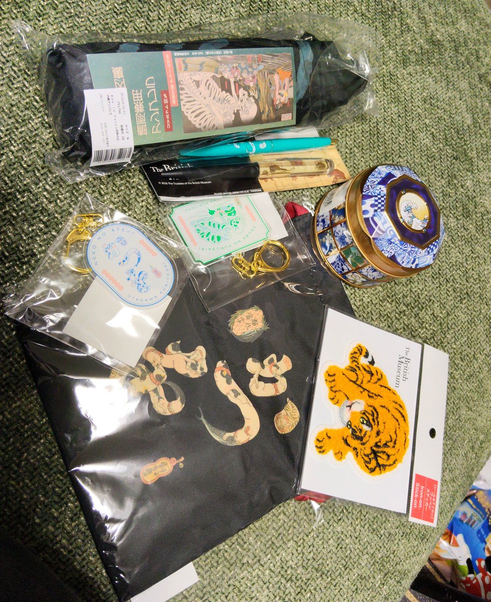 assam117's tweet photo. 本日の本命、百花繚乱へ！！！（会期終わりそうでギリギリ）夜だから空いてるかな〜と思ったけど、予想以上にご年配の方多かったな⋯内容と展示めちゃくちゃ良かった⋯グッズも買いすぎちゃった☺✨️
でも虎の服とかつをの豆皿は我慢した！！！ https://t.co/CJ8u2M9eNW