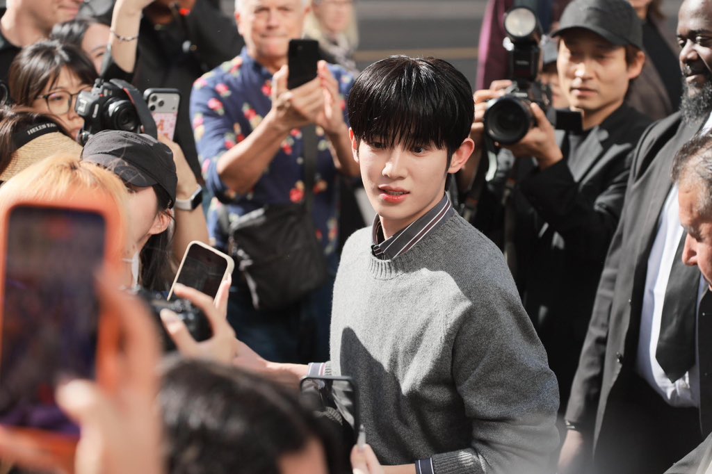 mmm58313509's tweet photo. 시우야 완벽한 비율로 런웨이 위에서 시선을 독차지하네요

PARK SIWOO AT LANVIN PFWSS27

#PARKSIWOOxLANVIN
#PARKSIWOO
#LANVINPFWSS27 https://t.co/SBs6MpnL1i