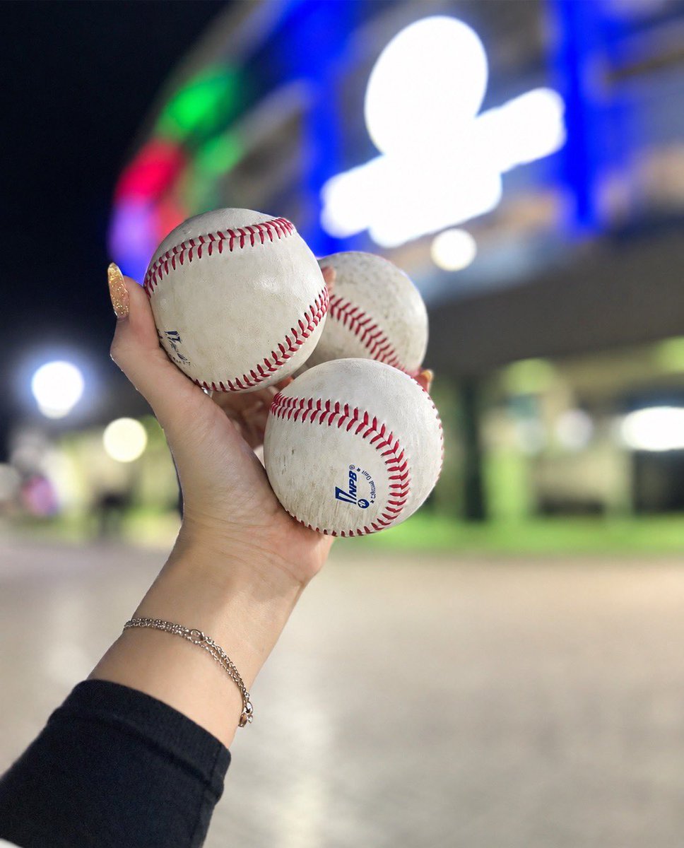 YJingrinda11362's tweet photo. 3つの記念球⚾️⚾️⚾️
ユウヤがくれた、大切な3つ🥹

プロ初安打。
プロ初本塁打。
そして今日、一軍初安打🥹

いつもママのことを想ってくれてありがとう。
一生、大切にするね❤️
そして、いつもユウヤを応援してくださる皆さん、
本当にありがとうございます。
たくさんの応援に、心から感謝しています https://t.co/EGRTwXt59k