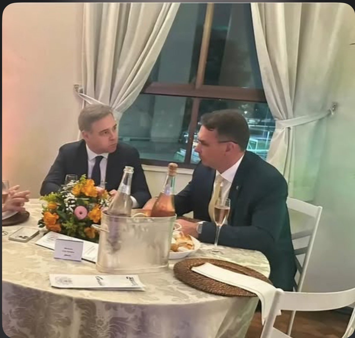 zappaannaz's tweet photo. Na imagem, Lula e Estela Aranha em momento vip com direito a champanhe

Não, pera https://t.co/klLgtcTEtG