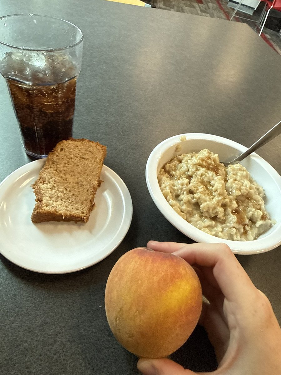 ztrawburriez's tweet photo. protein maxxing: oatmeal, banana bread, peach

~440c https://t.co/w8ROik5rhI
