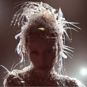 TudoMiley's tweet photo. Esse mês, Miley volta aos palcos após quase 4 anos afastada deles. Qual música dos últimos álbuns não poderá faltar no show? https://t.co/mCXwvLwH88