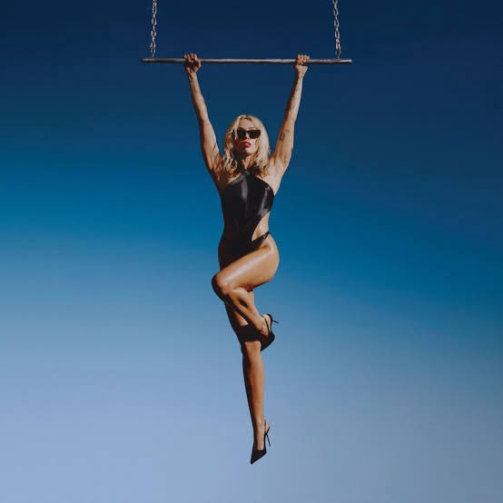 TudoMiley's tweet photo. Esse mês, Miley volta aos palcos após quase 4 anos afastada deles. Qual música dos últimos álbuns não poderá faltar no show? https://t.co/mCXwvLwH88