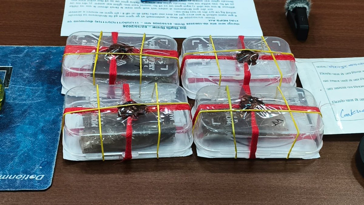 DeogharPolice's tweet photo. नशीले पदार्थों के विरुद्ध देवघर पुलिस की बड़ी कार्रवाई

दिनांक 01.10.2026 की संध्या पुलिस अधीक्षक, देवघर को प्राप्त गुप्त सूचना के आधार पर हिंडोलावरण एवं सिमरजोर क्षेत्र में ब्राउन शुगर के सेवन एवं खरीद-बिक्री की सूचना का सत्यापन एवं आवश्यक कार्रवाई हेतु SIT टीम का गठन किया गया।
SIT टीम द्वारा हिंडोलावरण से तपोवन जाने वाली मुख्य सड़क के किनारे तीनघर के पास नव-निर्मित अस्पताल के समीप कार्रवाई करते हुए 5 आरोपियों को गिरफ्तार किया गया।

 गिरफ्तार आरोपी:
प्रफुल कुमार, उम्र 33 वर्ष
भीम राय, उम्र 20 वर्ष
जितेन्द्र कुमार, उम्र 36 वर्ष
लखन मरांडी, उम्र 25 वर्ष
राहुल कुमार, उम्र 20 वर्ष

बरामदगी:
• 21.01 ग्राम ब्राउन शुगर
• ₹5,400/- नकद
गिरफ्तार सभी आरोपी थाना मोहनपुर, जिला देवघर के निवासी हैं। मामले में विधिसम्मत अग्रेतर कार्रवाई की जा रही है।

देवघर पुलिस नशीले पदार्थों के अवैध कारोबार के विरुद्ध लगातार सख्त कार्रवाई कर रही है।

#DeogharPolice #Deoghar #MohonpurPolice #AntiDrugDrive #DrugFreeDeoghar #SayNoToDrugs #JharkhandPolice

@JharkhandCMO 
@JharkhandPolice 
@DigDumka 
@DCDeoghar