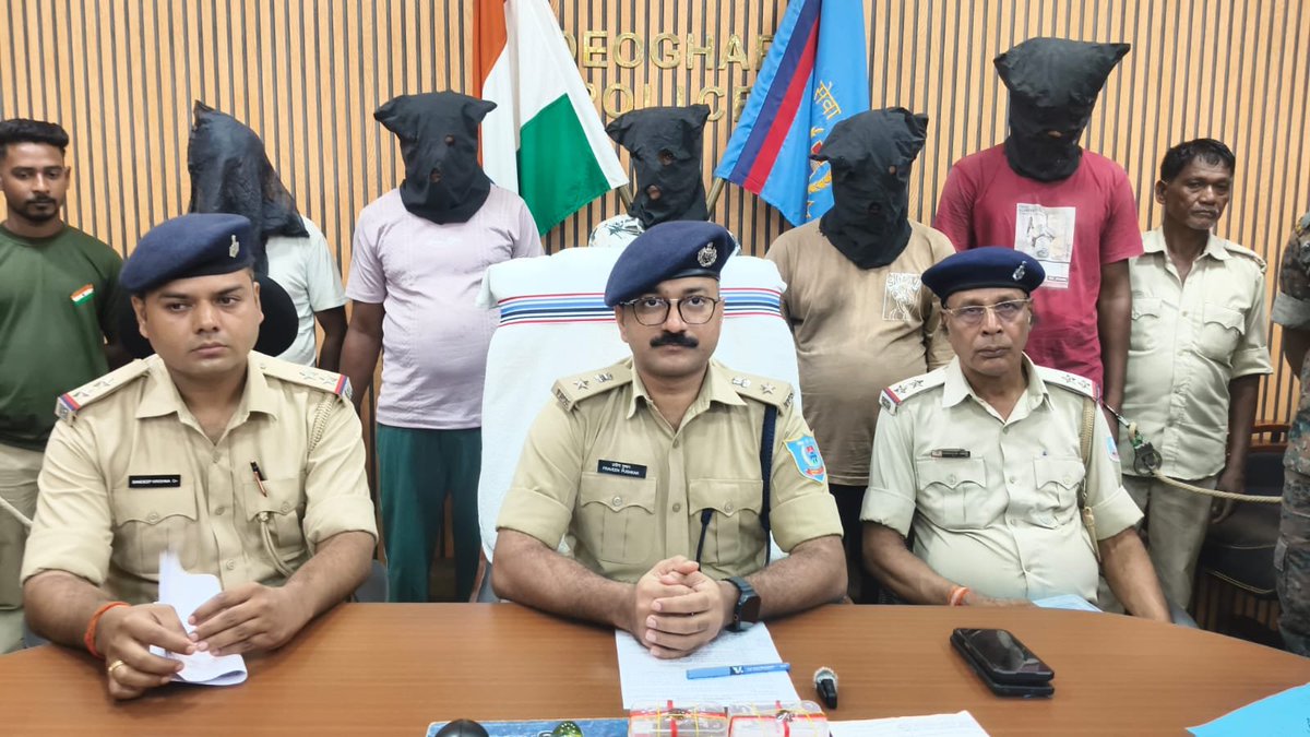 DeogharPolice's tweet photo. नशीले पदार्थों के विरुद्ध देवघर पुलिस की बड़ी कार्रवाई

दिनांक 01.10.2026 की संध्या पुलिस अधीक्षक, देवघर को प्राप्त गुप्त सूचना के आधार पर हिंडोलावरण एवं सिमरजोर क्षेत्र में ब्राउन शुगर के सेवन एवं खरीद-बिक्री की सूचना का सत्यापन एवं आवश्यक कार्रवाई हेतु SIT टीम का गठन किया गया।
SIT टीम द्वारा हिंडोलावरण से तपोवन जाने वाली मुख्य सड़क के किनारे तीनघर के पास नव-निर्मित अस्पताल के समीप कार्रवाई करते हुए 5 आरोपियों को गिरफ्तार किया गया।

 गिरफ्तार आरोपी:
प्रफुल कुमार, उम्र 33 वर्ष
भीम राय, उम्र 20 वर्ष
जितेन्द्र कुमार, उम्र 36 वर्ष
लखन मरांडी, उम्र 25 वर्ष
राहुल कुमार, उम्र 20 वर्ष

बरामदगी:
• 21.01 ग्राम ब्राउन शुगर
• ₹5,400/- नकद
गिरफ्तार सभी आरोपी थाना मोहनपुर, जिला देवघर के निवासी हैं। मामले में विधिसम्मत अग्रेतर कार्रवाई की जा रही है।

देवघर पुलिस नशीले पदार्थों के अवैध कारोबार के विरुद्ध लगातार सख्त कार्रवाई कर रही है।

#DeogharPolice #Deoghar #MohonpurPolice #AntiDrugDrive #DrugFreeDeoghar #SayNoToDrugs #JharkhandPolice

@JharkhandCMO 
@JharkhandPolice 
@DigDumka 
@DCDeoghar