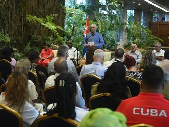 YamileRamosCord's tweet photo. | El presidente @DiazCanelB en encuentro con representantes de organismos, instituciones, asociaciones, líderes barriales y otros actores vinculados directamente a las Transformaciones Económicas y Sociales que se ejecutan en el país.  #UnidosXCuba #PinardelRío https://t.co/V4kENHj6AC