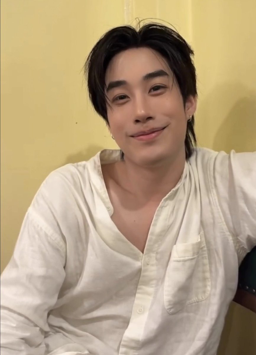 tforainyluv's tweet photo. พึ่งสังเกต ชุดที่ใส่วันนี้คล้ายชุดตอนนั้นเลยอะ55555525255555555 ก็ว่าทำไมคุ้นๆ https://t.co/GhZdqTCked