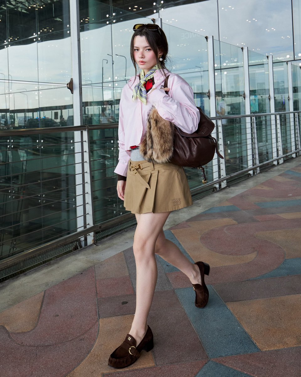 TrendyUpdate_th's tweet photo. PARIS-BOUND WITH BECKY. 🇫🇷✨

👜 ส่อง Airport Look ของ “เบ็คกี้ อาร์มสตรอง” ก่อนออกเดินทางสู่กรุงปารีส ประเทศฝรั่งเศส เตรียมร่วมชมโชว์ Miu Miu Spring/Summer 2027 ในฐานะแขกคนสำคัญของแบรนด์ กับลุคสุดชิคสดใสที่ถ่ายทอดความเป็น Effortless Fashion Girl ได้อย่างมีสไตล์ 💖

แฟนๆเตรียมพบกับอีกหนึ่งแฟชั่นโมเมนต์จาก Miu Miu SS27 ได้ในวันที่ 4 ตุลาคมนี้ เวลา 19.00 น. ตามเวลาประเทศไทย ✨

REBECCA FLY TO PFW MIU MIU  
#MiuMiuPFWxBecky 
#beckysangels #BeckyArmstrong 
#MiuMiuSS27 #MiucciaPrada #MiuMiu 
@AngelssBecky @MIUMIUofficial