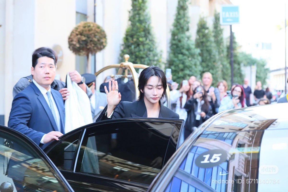 horanghaeBK's tweet photo. These shots… Wow 

JEONGHAN AT GIVENCHY PFW
#JEONGHANxGIVENCHY
#GivenchySS27
#ParisFashionWeek
@pledis_17 @givenchy https://t.co/lGoKNKFEpy