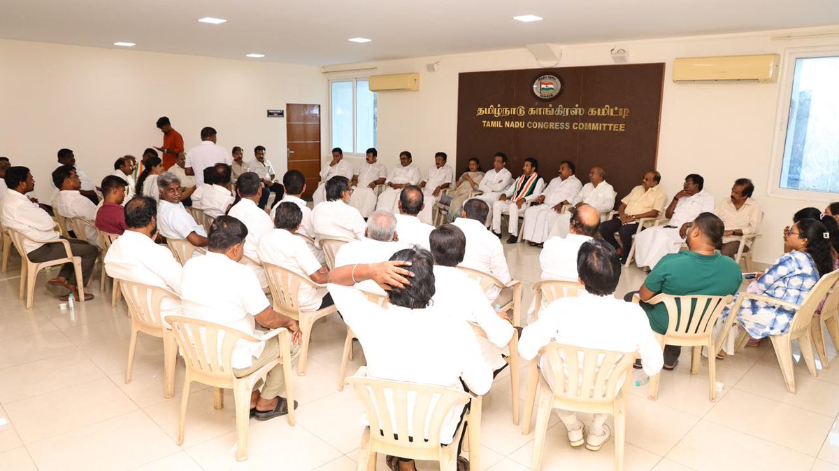 INCTamilNadu's tweet photo. சென்னையில் அக்டோபர் 10 அன்று நடைபெறவுள்ள “Chhatron Ki Goonj – மாணவர்களின் குரல்” நிகழ்ச்சி தொடர்பான ஆலோசனைக் கூட்டம், தமிழ்நாடு காங்கிரஸ் கமிட்டித் தலைவர் திரு. ப. மாணிக்கம் தாகூர் அவர்கள் தலைமையில், அகில இந்திய காங்கிரஸ் கமிட்டி பொதுச் செயலாளர் திரு. குலாம் அகமது மிர் முன்னிலையில், சத்தியமூர்த்தி பவனில் நடைபெற்றது.

தமிழ்நாடு காங்கிரஸ் கமிட்டி முன்னாள் தலைவர்கள் திரு. K. V. தங்கபாலு, திரு. சு. திருநாவுக்கரசர், திரு. K. S. அழகிரி, அகில இந்திய காங்கிரஸ் காரியக் கமிட்டி உறுப்பினர் டாக்டர் ஏ. செல்லக்குமார், சட்டமன்ற காங்கிரஸ் கட்சி தலைவர் டாக்டர் தாரகை கத்பட், காங்கிரஸ் மூத்த தலைவர்கள் திரு. பீட்டர் அல்போன்ஸ், திரு. C. D. மெய்யப்பன், தமிழ்நாடு உயர்கல்வித் துறை அமைச்சர் திரு. பெ. விஸ்வநாதன், அகில இந்திய காங்கிரஸ் கமிட்டியின் தமிழ்நாடு பொறுப்பாளர் திரு. நிவேதித் ஆல்வா, திரு. கோபிநாத் பழனியப்பன், திரு. மயூரா ஜெயக்குமார், நாடாளுமன்ற உறுப்பினர்கள் திரு. விஷ்ணு பிரசாத்,  அகில இந்திய காங்கிரஸ் கமிட்டி வார் ரூம் தலைவர் திரு. சசிகாந்த் செந்தில், எம்.பி., Connect Centre தலைவர் திரு. ஏ.ஜி. சிதம்பரம், தொகுதி ஒருங்கிணைப்பாளர்கள், கல்லூரி ஒருங்கிணைப்பாளர்கள் மற்றும் கல்லூரி Captain's ஆகியோர் கலந்து கொண்டனர்.

#மாணவர்களின்குரல் #ChhatronKiGoonj #RahulGandhi #TNCongress #Chennai

@nivedithalva @s_kanth