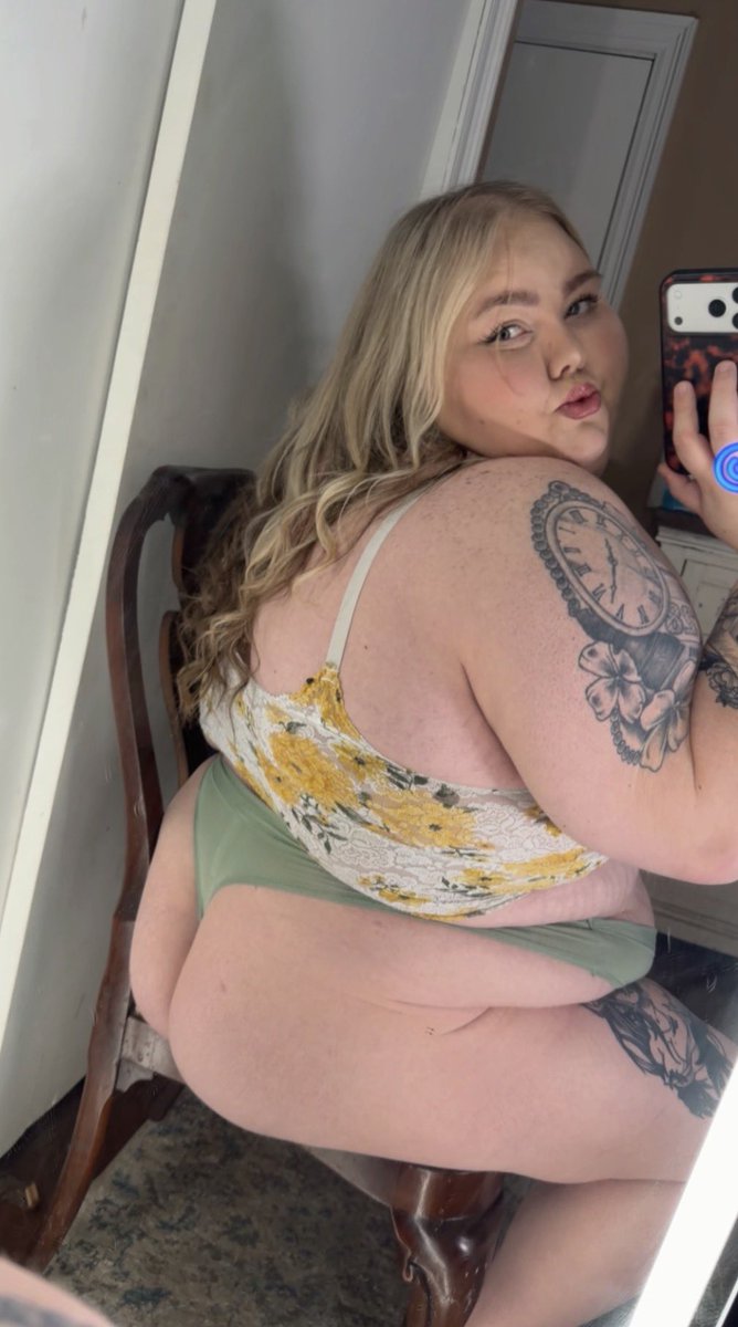 itschunkynikole's tweet photo. do you like me in this outfit even tho i'm a BBW? https://t.co/TLcn1BskRc