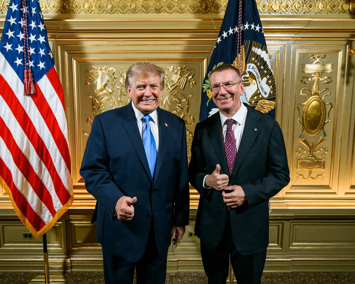 p_zuchowski's tweet photo. Z tej całej historii płynie jeszcze jeden morał. Może i ludzi da się ściemnić, ale w USA jest dość silna reprezentacja wieloletnich korespondentów - pracujących tu od kilkunastu, a niektórzy od ponad 20 lat.

Znamy zasady i zwyczaje. Rozróżniamy, czym jest Biały Dom, a czym Eisenhower Executive Office Building. Nie da się nas ściemnić, wychodząc z budynku Eisenhowera i mówiąc: „Byliśmy na rozmowach w Białym Domu”. Wiemy, gdzie te rozmowy się toczyły.

Wiemy, czym są rozmowy bilateralne, a czym rozmowy w przelocie. Rozpoznajemy, kiedy ktoś pokazuje zdjęcie z powitania i dopisuje do niego historię. Znamy plan prezydenta USA i z wyprzedzeniem wiemy, czy jakieś spotkanie jest planowane.

Zaczął to ambasador @KSzczerski, jeszcze pracując u prezydenta Dudy. Chciał nam wmówić, że przy okazji kolacji podczas szczytu nuklearnego w Białym Domu doszło do rozmowy prezydentów w cztery oczy, pokazując zdjęcie… z powitania. Pewnie witając się popatrzyli sobie w oczy...

Sprawa wyszła na jaw dzięki dziennikarzom. Choć ekipy się zmieniają, nikt nie wyciąga wniosków i nie uczy się na błędach poprzedników. Co jakiś czas ktoś próbuje zagrać zdjęciem z powitania i zbudować wokół niego historię, której po prostu nie było. Względnie była ale wyglądała inaczej. 

Mamy już wysyp tych zdjęć, bo Biały Dom w końcu w ostatnich godzinach wysłał fotki powitalne z kolacji, która odbyła się 22 września.