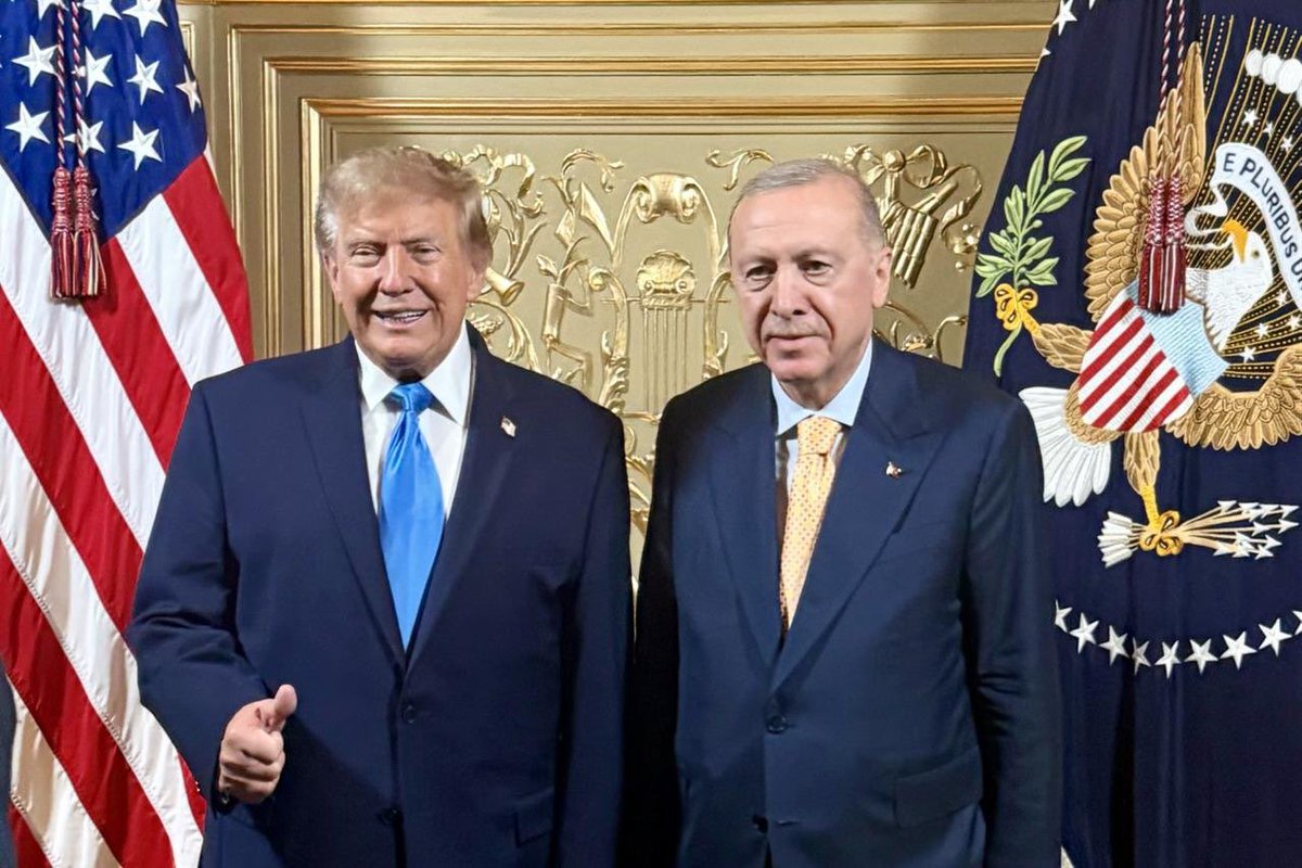 p_zuchowski's tweet photo. Z tej całej historii płynie jeszcze jeden morał. Może i ludzi da się ściemnić, ale w USA jest dość silna reprezentacja wieloletnich korespondentów - pracujących tu od kilkunastu, a niektórzy od ponad 20 lat.

Znamy zasady i zwyczaje. Rozróżniamy, czym jest Biały Dom, a czym Eisenhower Executive Office Building. Nie da się nas ściemnić, wychodząc z budynku Eisenhowera i mówiąc: „Byliśmy na rozmowach w Białym Domu”. Wiemy, gdzie te rozmowy się toczyły.

Wiemy, czym są rozmowy bilateralne, a czym rozmowy w przelocie. Rozpoznajemy, kiedy ktoś pokazuje zdjęcie z powitania i dopisuje do niego historię. Znamy plan prezydenta USA i z wyprzedzeniem wiemy, czy jakieś spotkanie jest planowane.

Zaczął to ambasador @KSzczerski, jeszcze pracując u prezydenta Dudy. Chciał nam wmówić, że przy okazji kolacji podczas szczytu nuklearnego w Białym Domu doszło do rozmowy prezydentów w cztery oczy, pokazując zdjęcie… z powitania. Pewnie witając się popatrzyli sobie w oczy...

Sprawa wyszła na jaw dzięki dziennikarzom. Choć ekipy się zmieniają, nikt nie wyciąga wniosków i nie uczy się na błędach poprzedników. Co jakiś czas ktoś próbuje zagrać zdjęciem z powitania i zbudować wokół niego historię, której po prostu nie było. Względnie była ale wyglądała inaczej. 

Mamy już wysyp tych zdjęć, bo Biały Dom w końcu w ostatnich godzinach wysłał fotki powitalne z kolacji, która odbyła się 22 września.