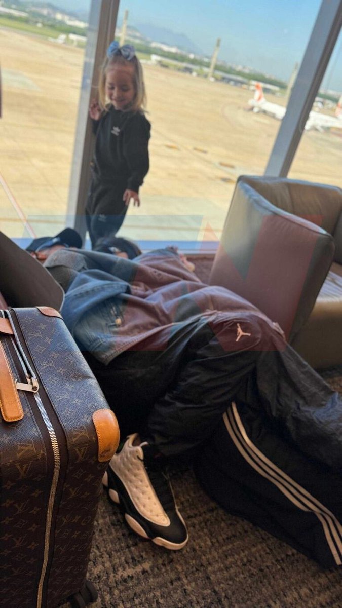 SandraRosana17's tweet photo. Wanda Nara: "Ser madre me define"
Cuando Mauro llegó a 🇦🇷 lesionado en nov 2024, "la madraza" estaba en 🇧🇷 con L-Gante.
Las hijas de Mauro estaban con una niñera. Encontró un pica marihuana en el Chateau. https://t.co/hUena8L5sx