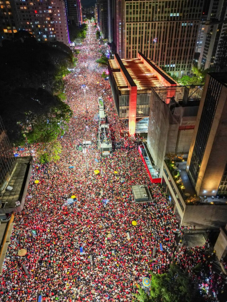 PedroRonchi2's tweet photo. O prefeito bolsonarista de São Paulo tinha barrado o uso da Avenida Paulista pelo PT para evitar a comemoração pela democracia se o Lula ganhar no primeiro turno. O PT entrou na justiça é derrubou a proibição. Vai ser lindo. https://t.co/RhcYbs5PVa