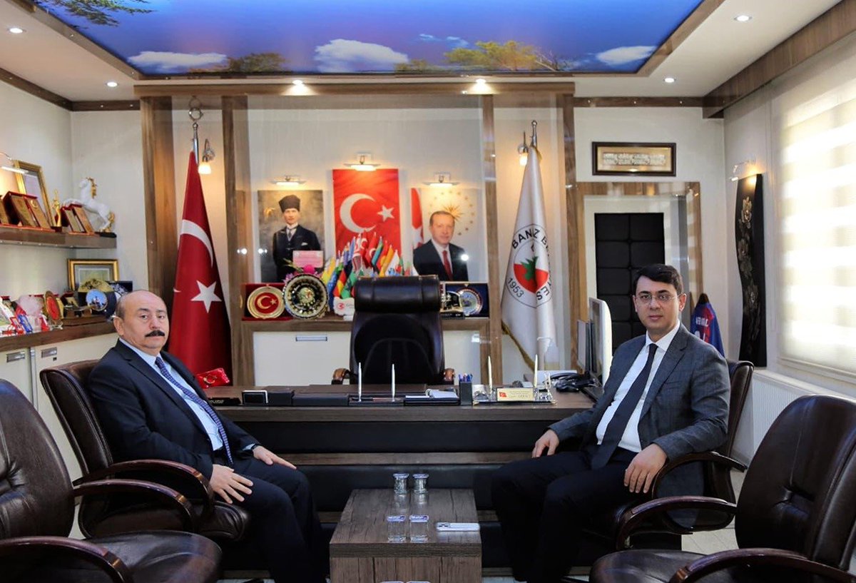TC_UsakValiligi's tweet photo. Valimiz Dr. Serdar Kartal, Banaz Belediye Başkanı Zafer Arpacı’yı ziyaret etti.

Ziyarette, ilçede gerçekleştirilen çalışmalar ve belediye hizmetleri hakkında bilgi alınarak, Banaz’ın ihtiyaçları ile hayata geçirilmesi planlanan projelere ilişkin istişarelerde bulunuldu.

Misafirperverlikleri için kendilerine teşekkür ederiz.