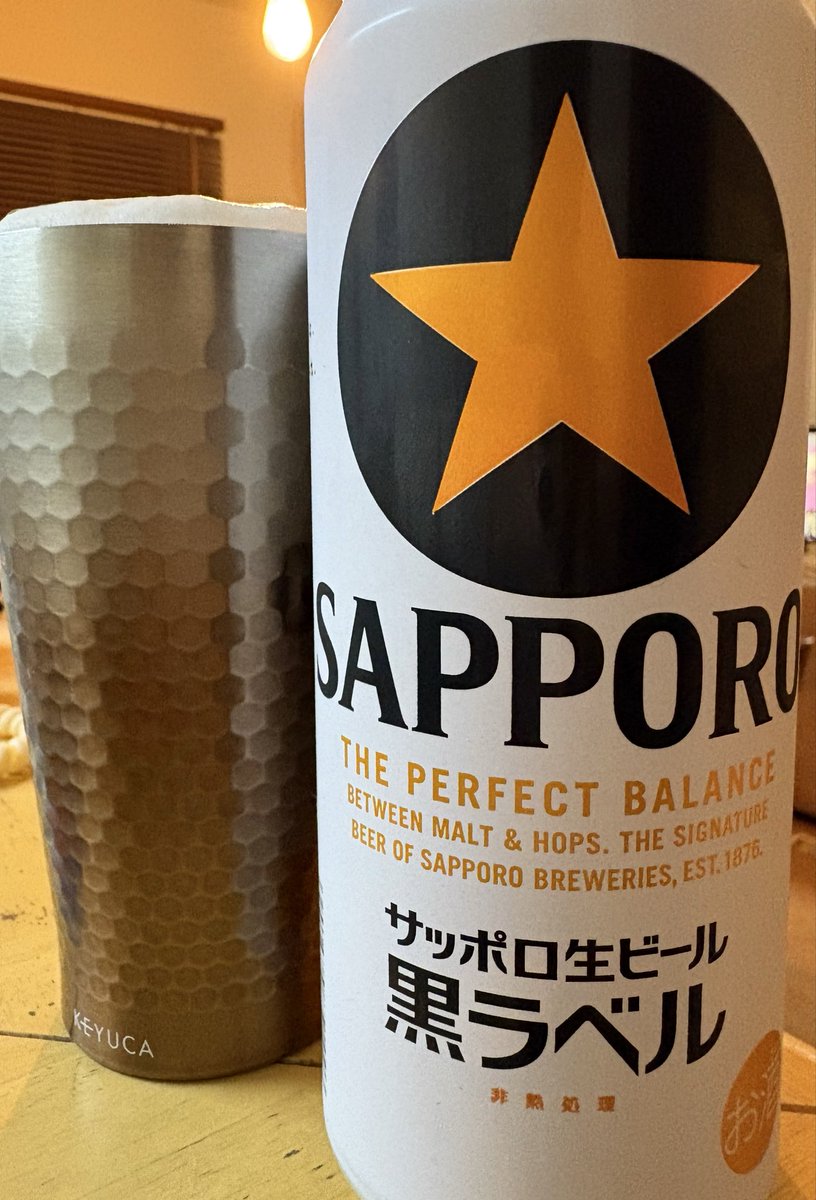 nishi_taker's tweet photo. 1週間お疲れ様っしたぁー！
今日のご褒美BEERは、サッポロ黒ラベルとプレモル夕映香るエールで。
久々の黒ラベル。美味い。
というかね、やっぱり値下げ効果あるねー。
ストックあっても、思わず買ってしまうよー。
#ご褒美BEER #サッポロ黒ラベル #プレモル夕映香るエール https://t.co/WllLLwQeHJ