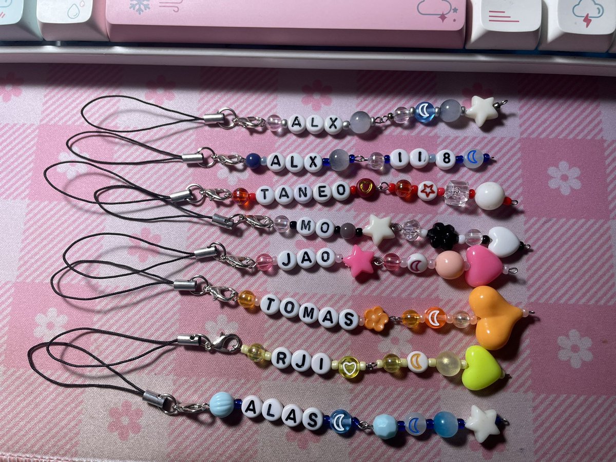 ikarusvee's tweet photo. omg ngaun ko lang nasimulan HAUSHHAHA made some phone charms first!! next ay bracelets 😁🙏 #AlamatALXConcert freebies !! will make stickers pa and a formal post soon pag okay na hehehe https://t.co/ti1Dgl38Yc