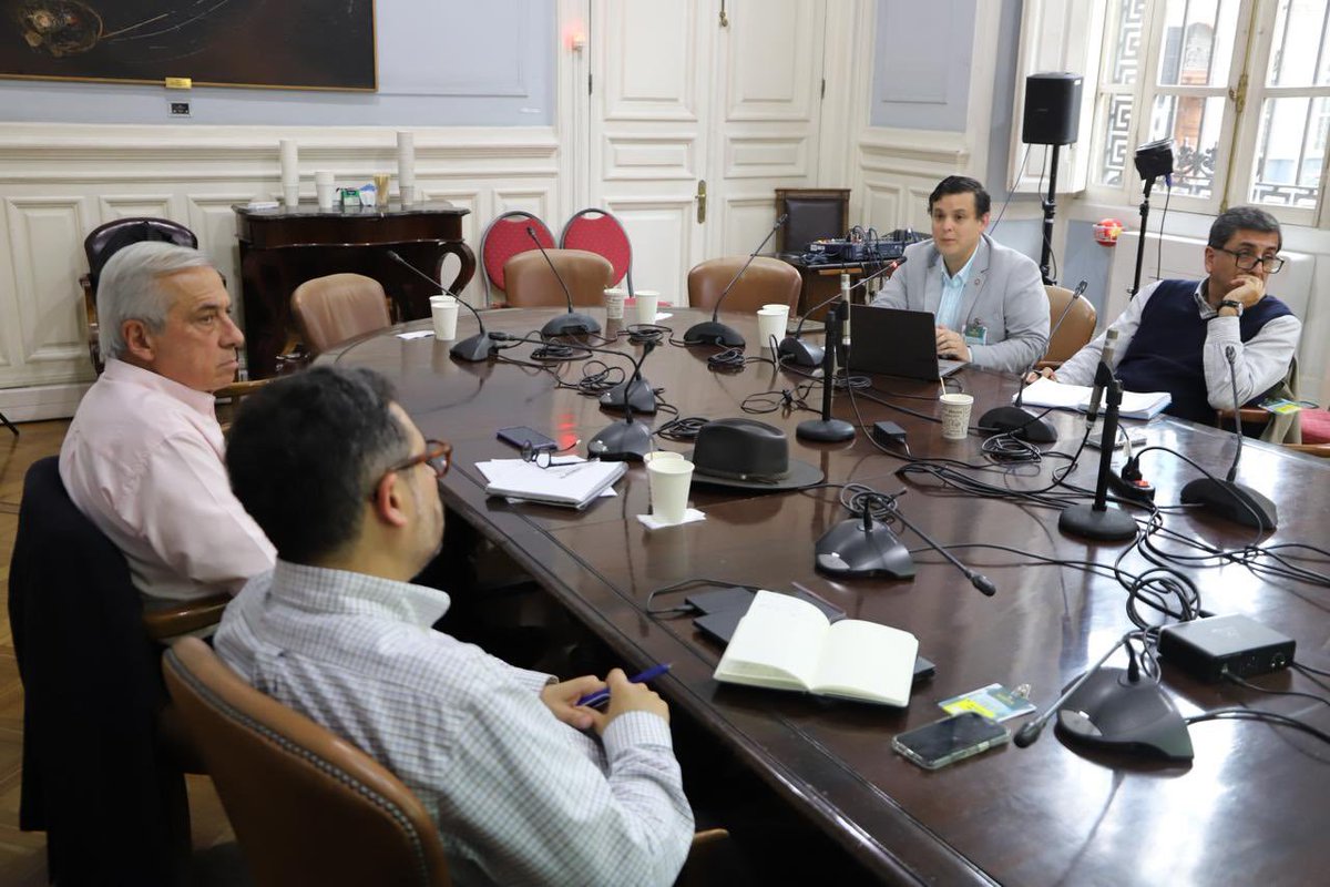 colmedchile's tweet photo. [#ResumenSemanal] El Presidente de nuestra Agrupación de Médicos de Atención Primaria de Salud, Dr. Gonzalo Ormazábal, participa en una sesión del Comité de Atención Primaria de la Mesa de Trabajo para la Modernización de la Salud en Chile, mandatada por la Comisión de Salud del Senado, donde expondrá las propuestas del gremio para fortalecer la Atención Primaria y avanzar en una mayor resolutividad de este nivel de atención.