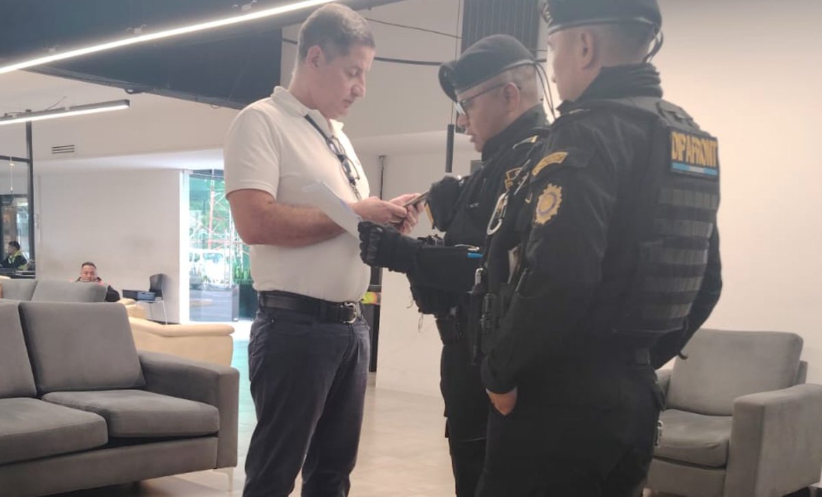 PublinewsGT's tweet photo. 🚨Capturan a piloto aviador en sala de vuelos privados de La Aurora✈️

El acusado es requerido por EEUU. 

#PublinewsGT #PilotoAviador #DetenidoGT 

Mira acá⤵️

https://t.co/U3WtlfnLku https://t.co/l0eUUyveko