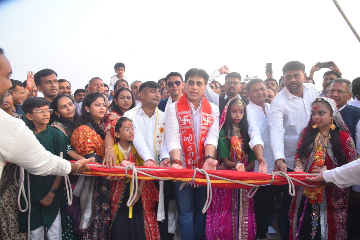 prafulpbjp's tweet photo. 🔱જય માઁ ખોડલ 🚩

લેઉવા પટેલ સમાજના આત્મગૌરવ સમાન રાજકોટ જિલ્લાના કાગવડ ખાતે આવેલ પવિત્ર ધામ શ્રી ખોડલધામ મંદિરના શિખર પર શ્રદ્ધાપૂર્વક ધ્વજારોહણ કરી ખોડિયાર માતાજીના આશીર્વાદ પ્રાપ્ત કર્યા.

માઁ ખોડલ સમાજ અને સમગ્ર દેશ પર પોતાની કૃપાદૃષ્ટિ જાળવી રાખે તેવી હૃદયપૂર્વક પ્રાર્થના. https://t.co/2jNkHJA3fd