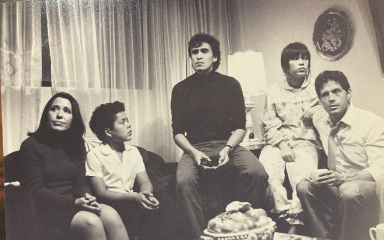 Joely1984's tweet photo. Ocho series, películas o documentales sobre el 2 de octubre de 1968:

Rojo Amanecer
Tlatelolco, Verano del 68
Borrar de la memora
Un extraño enemigo
El Grito
Olimpia
Los rollos perdidos
No nos moverán https://t.co/dns9Xc9kBx