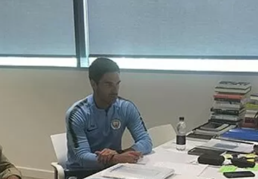 CaptStubble's tweet photo. The employee, at his desk....... https://t.co/x9m0hnFDGI