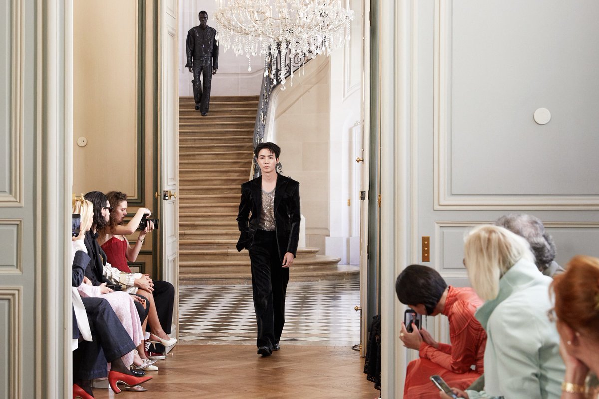 DomundiTV's tweet photo. COMMANDING THE RUNWAY 🪩

Zee Pruk @zee_pruk takes the runway with confidence and a striking presence, showcasing a bold and distinctive look. With all eyes on him, his effortless walk and captivating style bring a memorable moment to the show. 📷

ZEEPRUK PARIS RUNWAY AGAIN
#SUNGYILEExZEEPRUK
#SungyiLee
#ZeePruk
