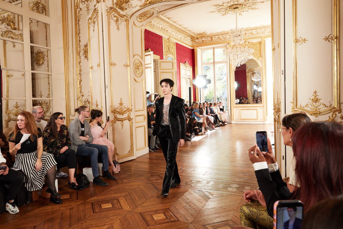 DomundiTV's tweet photo. COMMANDING THE RUNWAY 🪩

Zee Pruk @zee_pruk takes the runway with confidence and a striking presence, showcasing a bold and distinctive look. With all eyes on him, his effortless walk and captivating style bring a memorable moment to the show. 📷

ZEEPRUK PARIS RUNWAY AGAIN
#SUNGYILEExZEEPRUK
#SungyiLee
#ZeePruk